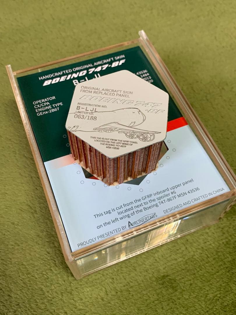 キャセイカーゴ B747 -8F 主翼 タグ ディスプレイ ハニカム 六角形