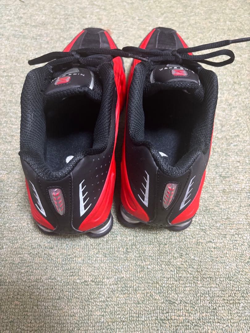 Nike Shox R4 スニーカー レッド/ブラック メンズ 早い者勝ち！