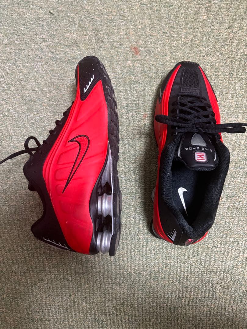 Nike Shox R4 スニーカー レッド/ブラック メンズ 早い者勝ち！