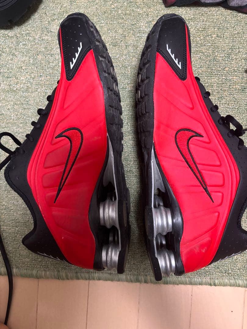 Nike Shox R4 スニーカー レッド/ブラック メンズ 早い者勝ち！
