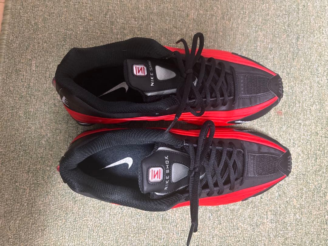 Nike Shox R4 スニーカー レッド/ブラック メンズ 早い者勝ち！