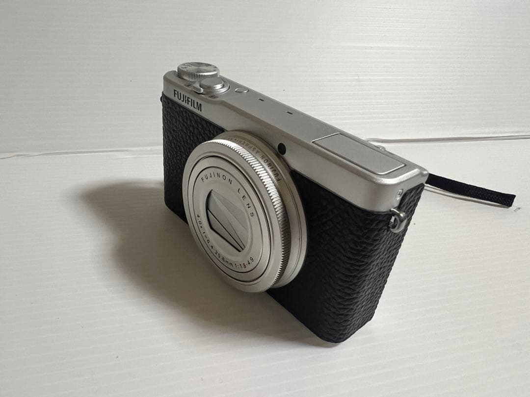FUJIFILM XQ1 シルバー