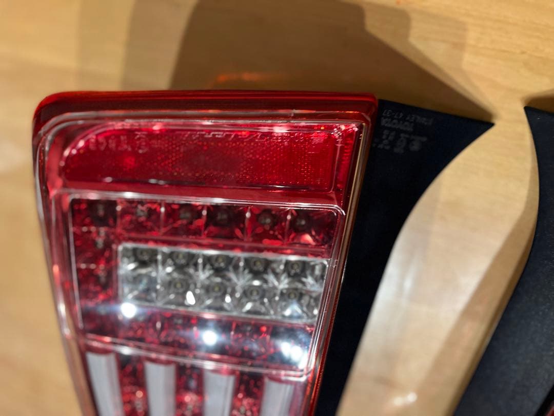 プリウス　30 ヴァレンティ　LED スモークテールランプ　左右セット