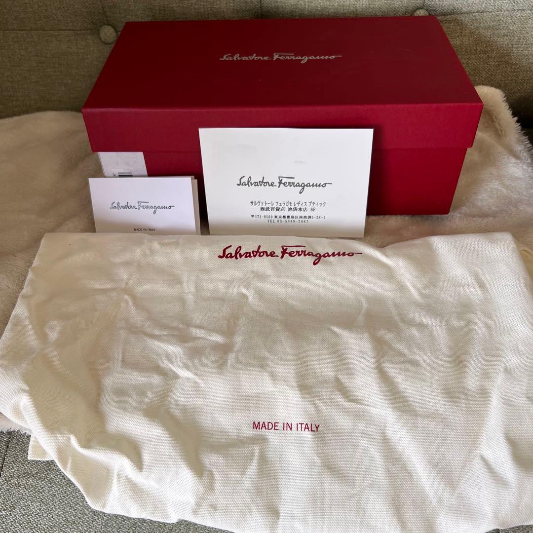 新春セール中！Ferragamo ブラックリボンパンプス