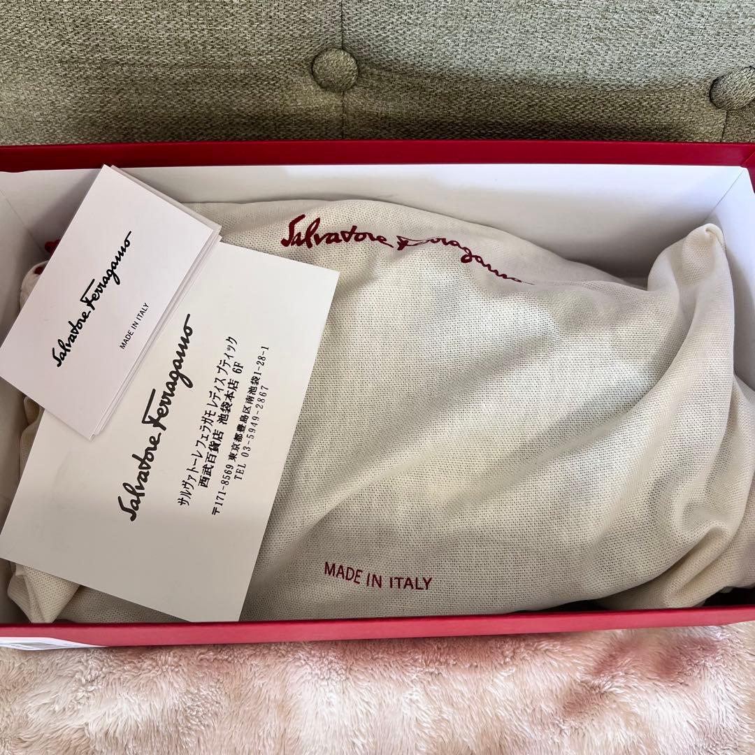 新春セール中！Ferragamo ブラックリボンパンプス