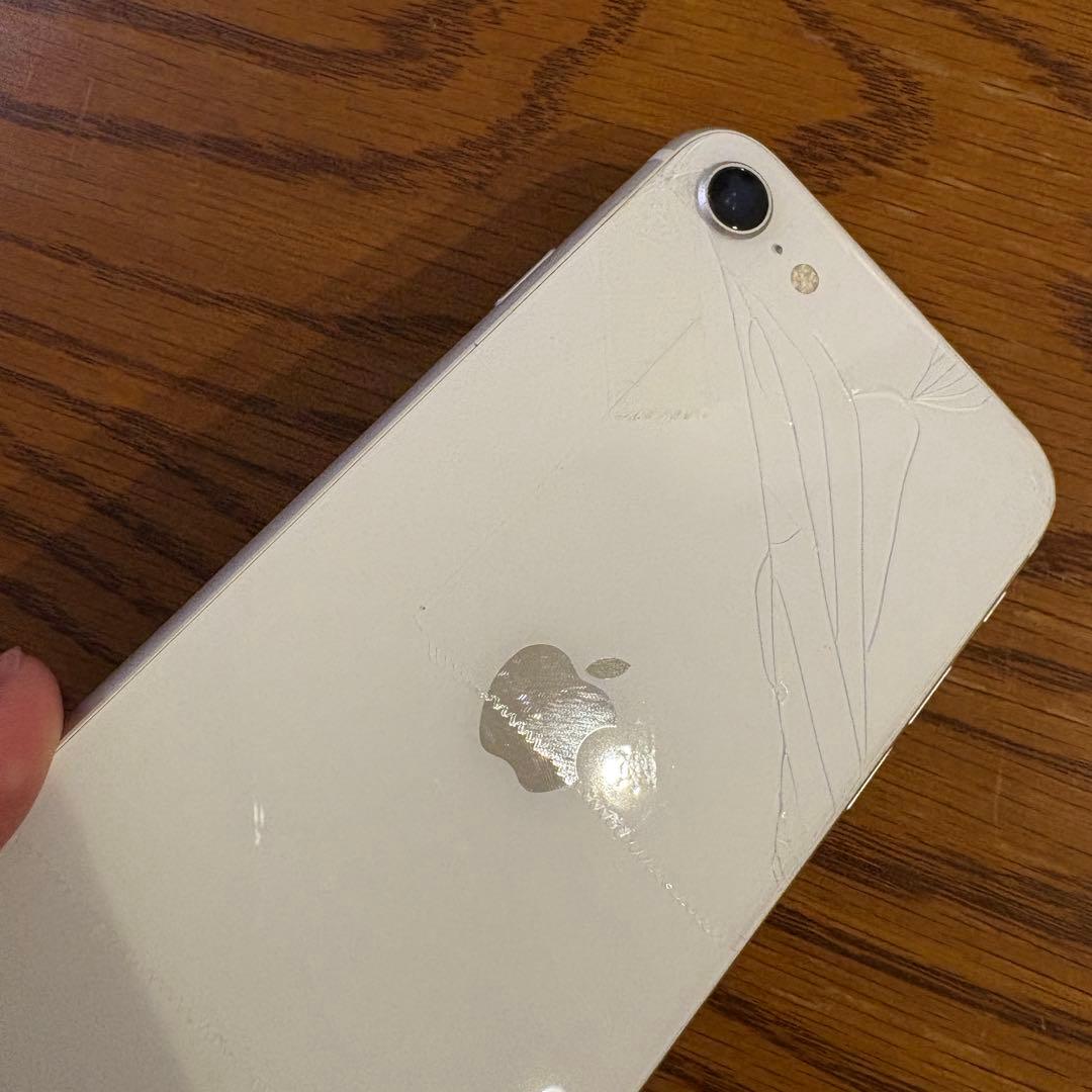 iPhone SE 第2世代　128GBモデル 背面割れあり