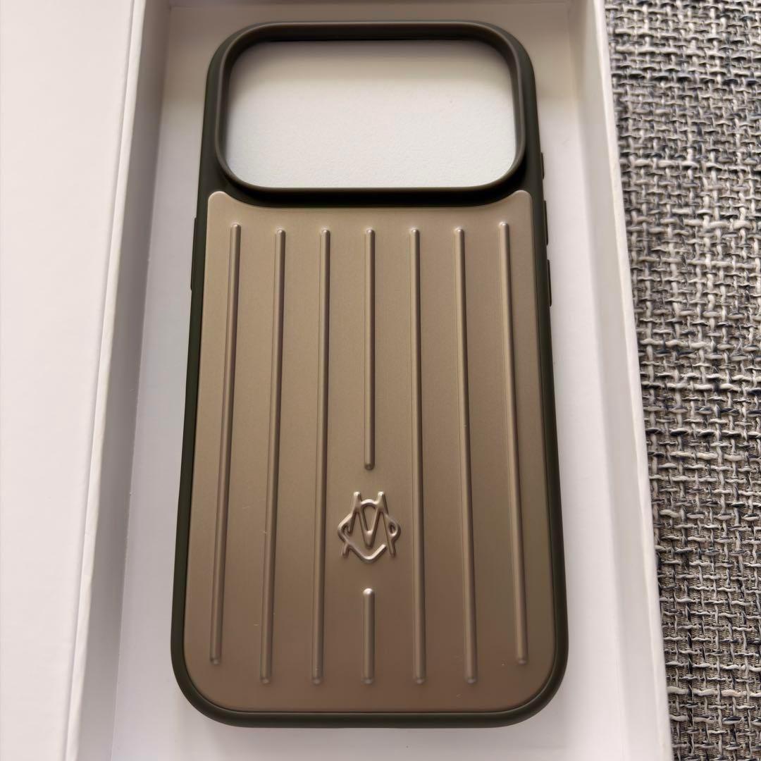 リモワRIMOWA iPhone 17 Proケース チタニウム
