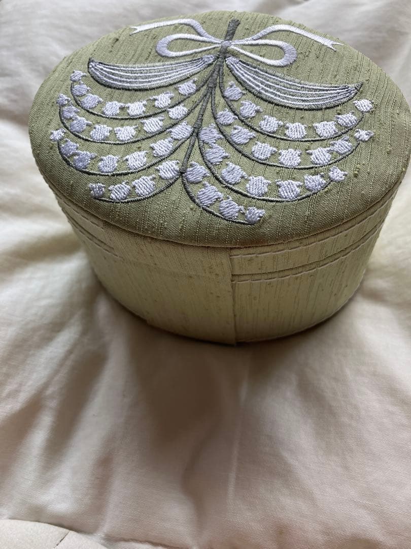 VENDOME スズランブローチ・イヤリングセット　刺繍ジュエリーBOX付き