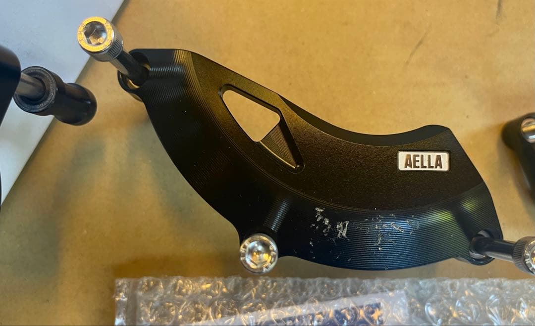 AELLA /エンジンカバーガードセット / ブラックアルマイト　Z900RS