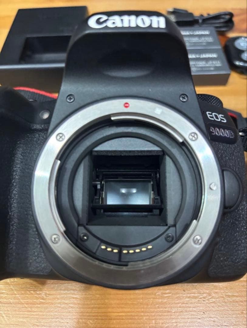 Canon EOS 9000D 本体と付属品