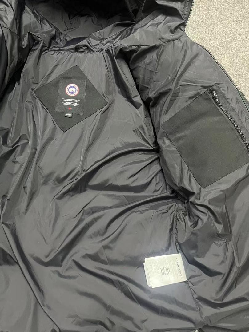  ブラック フード付きダウンジャケット