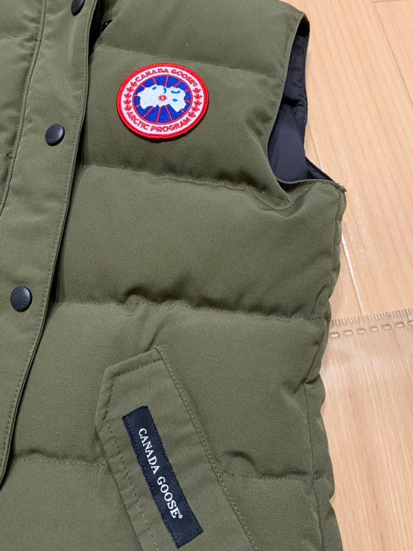カナダグースダウンベスト　カーキ