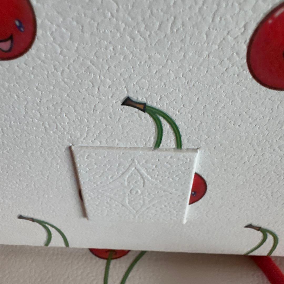 LVチェリー柄ショップ袋1枚、チェリー柄ダンボール1点、包装用紐1点