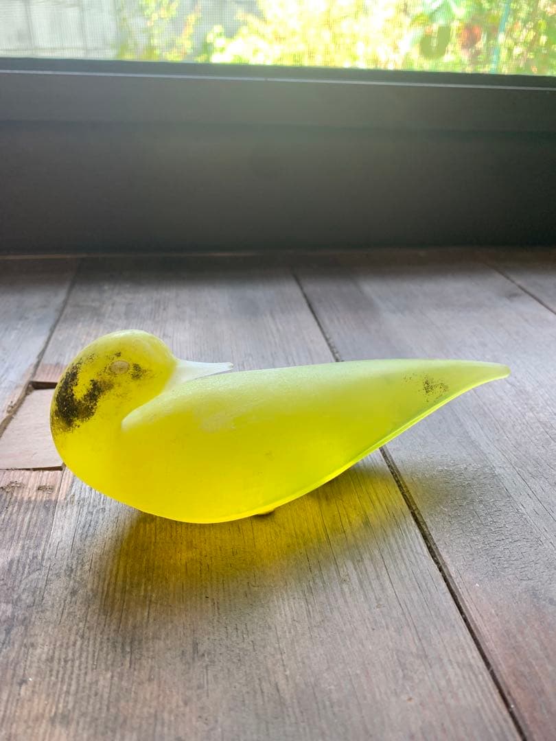 フランスの洗練　サイン入り・黄色ガラスの美しい鳥の置物