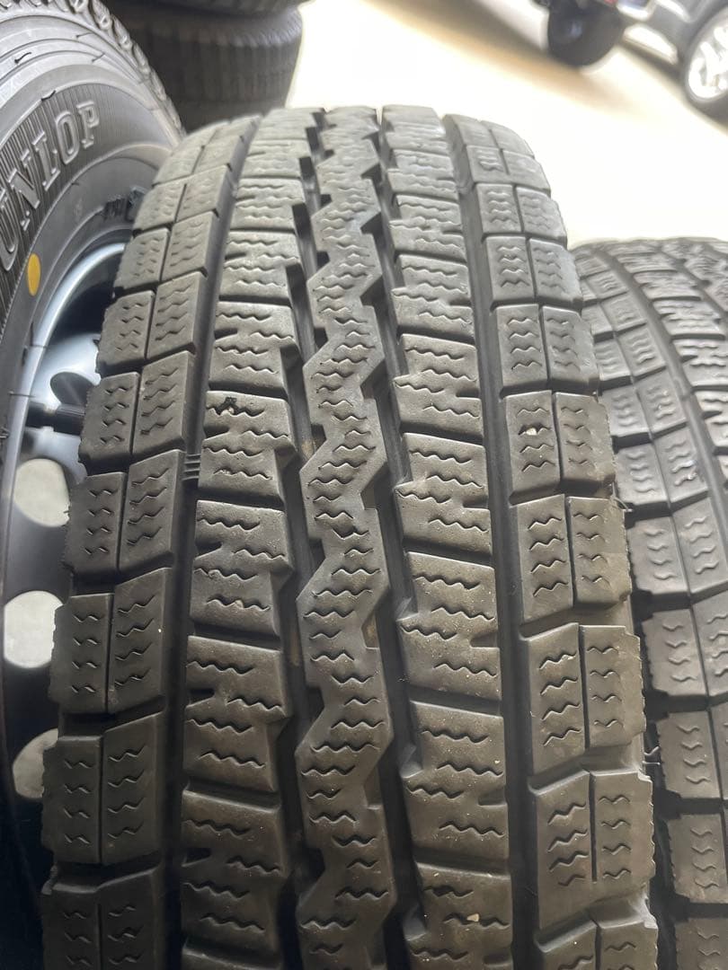 ダイハツ　ハイゼット　スタッドレス　145/80R12. 送料無料「一部地域除く