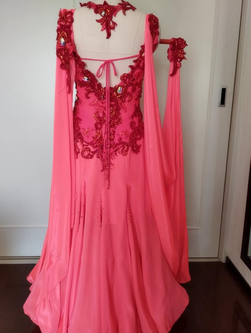 ピンクの社交ダンスドレス