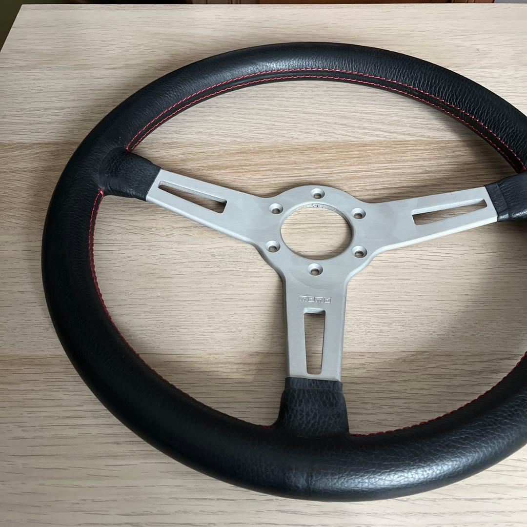 MOMO ステアリングホイール 黒 レザー 赤ステッチ