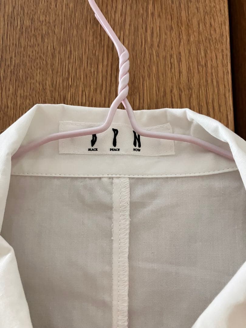 BACK PEACE NOWフリル付きホワイトシャツBPN