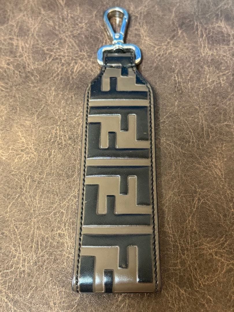 定価5万弱 フェンディ FFロゴ チャーム キーホルダー レザー