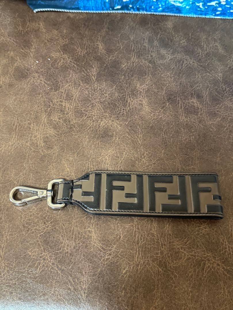定価5万弱 フェンディ FFロゴ チャーム キーホルダー レザー