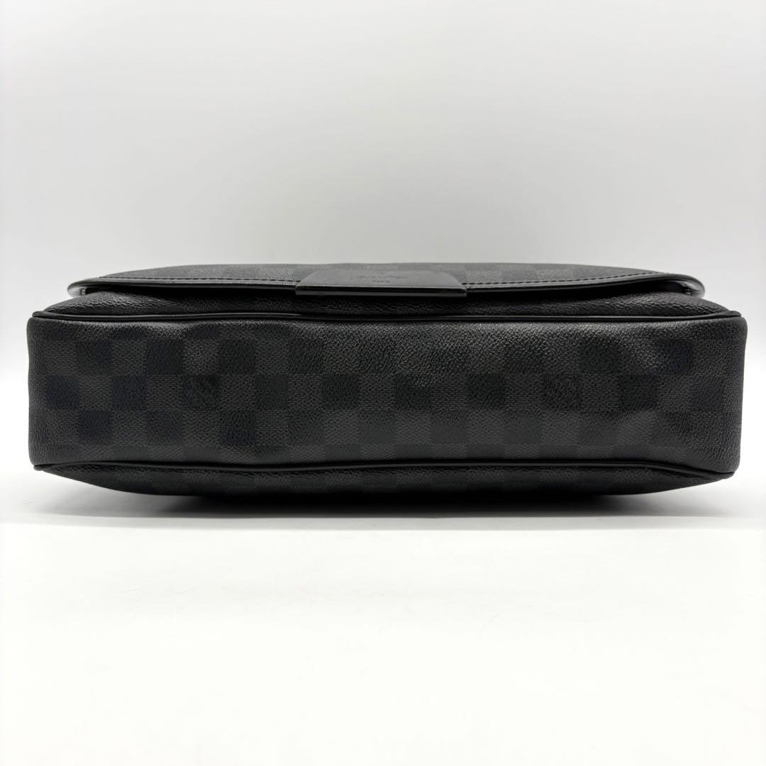 ルイ ヴィトン ダミエグラフィット ダニエルMM メッセンジャーバッグ　ブラック