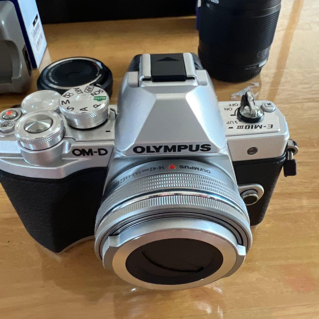 超美品Olympus E-M10 Mark III シルバー 3本レンズセット