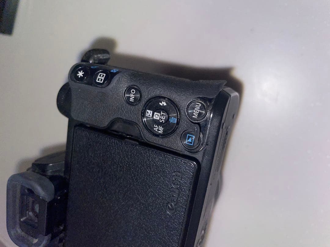 Canon EOS Kiss M ミラーレス一眼カメラ 本体と付属品