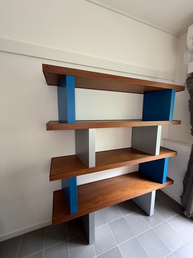 オープンシェルフ 青と木目調