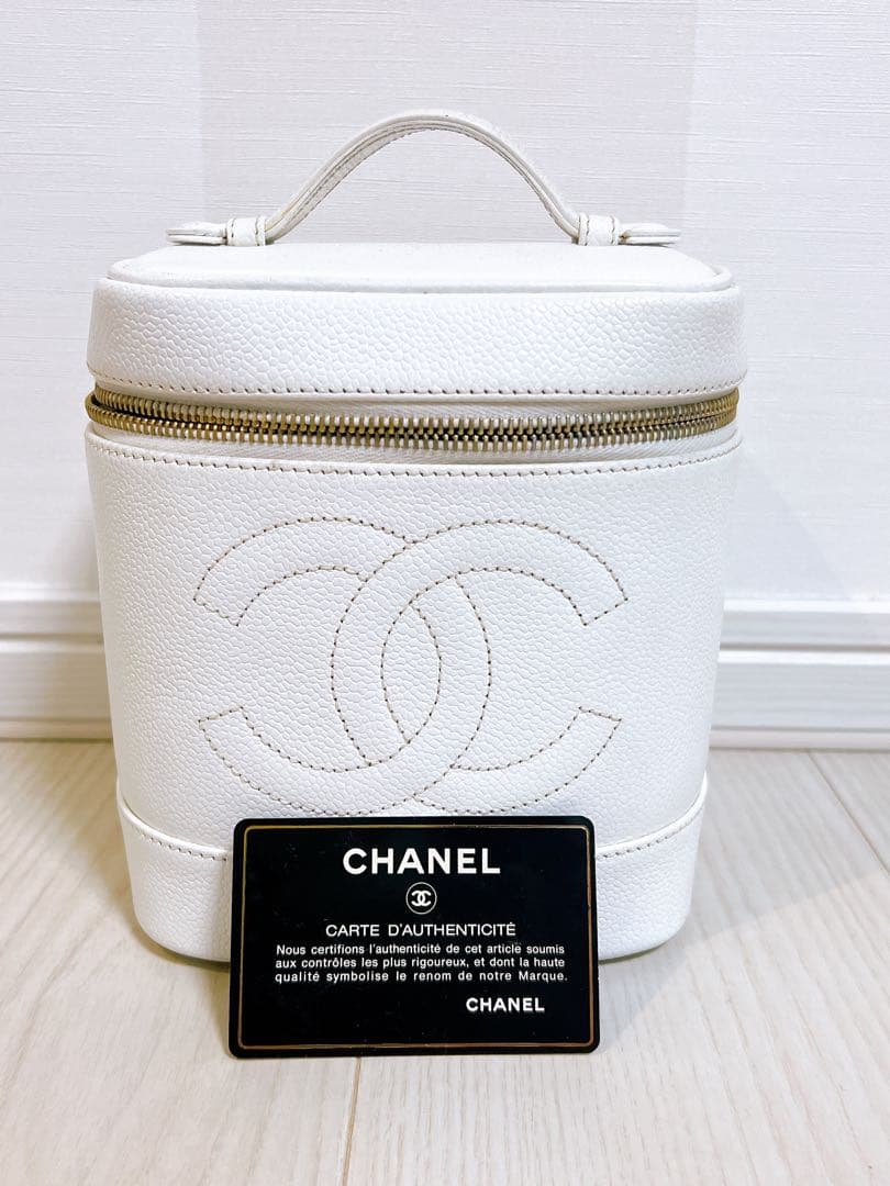 シャネルCHANELバニティバックキャビアスキン　レア白【ハワイ直営店購入】