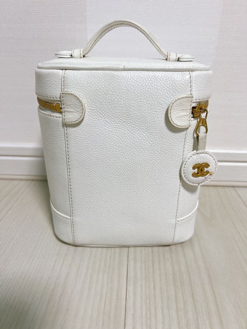 シャネルCHANELバニティバックキャビアスキン　レア白【ハワイ直営店購入】