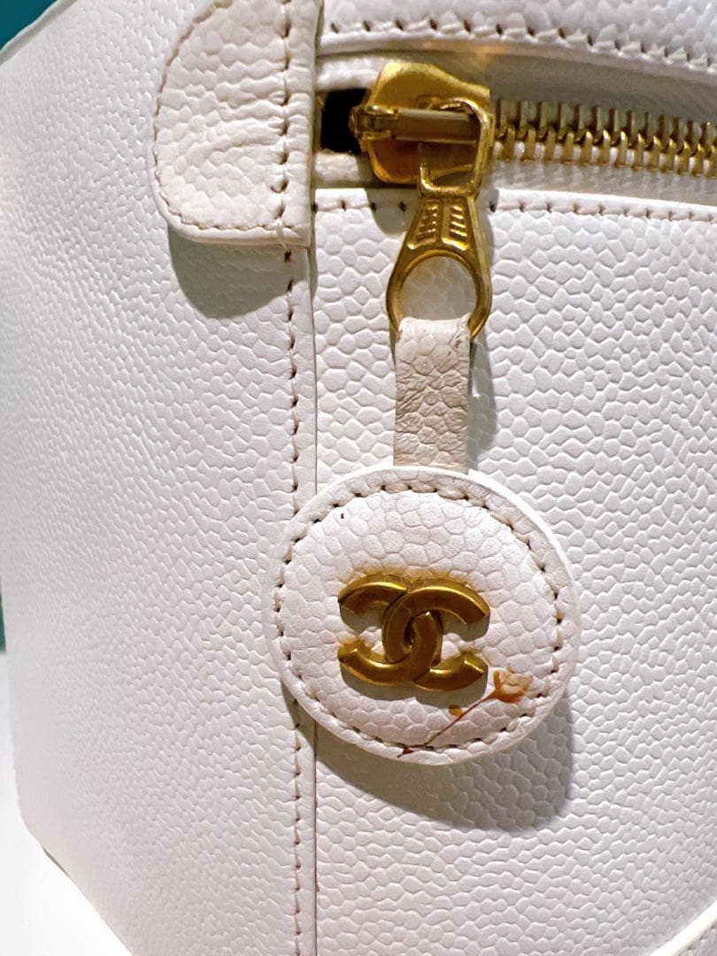 シャネルCHANELバニティバックキャビアスキン　レア白【ハワイ直営店購入】