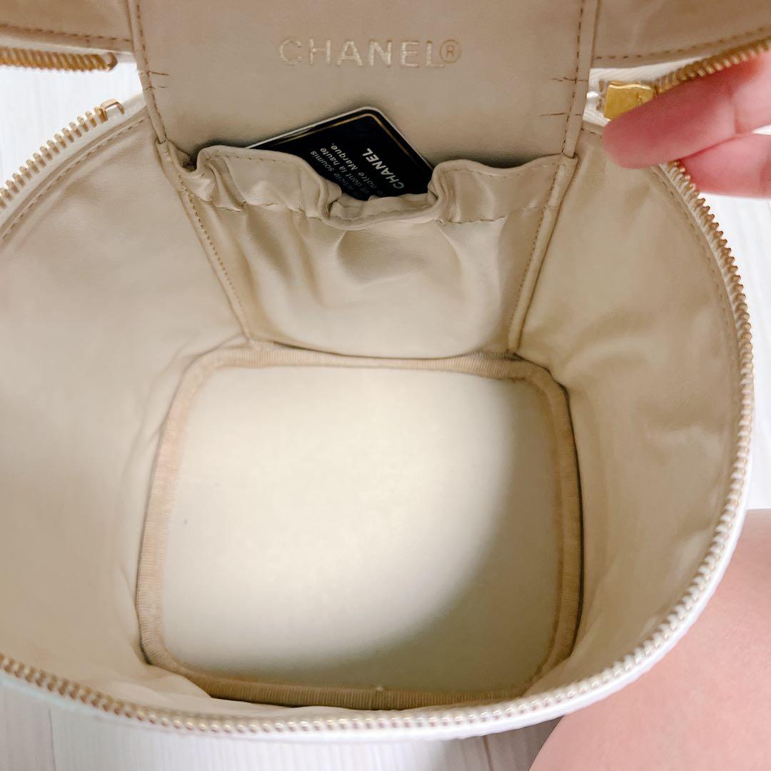 シャネルCHANELバニティバックキャビアスキン　レア白【ハワイ直営店購入】