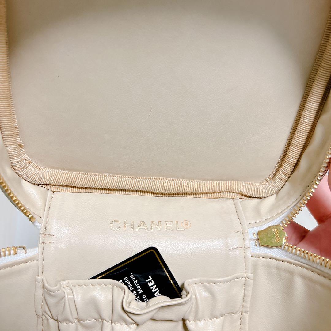シャネルCHANELバニティバックキャビアスキン　レア白【ハワイ直営店購入】