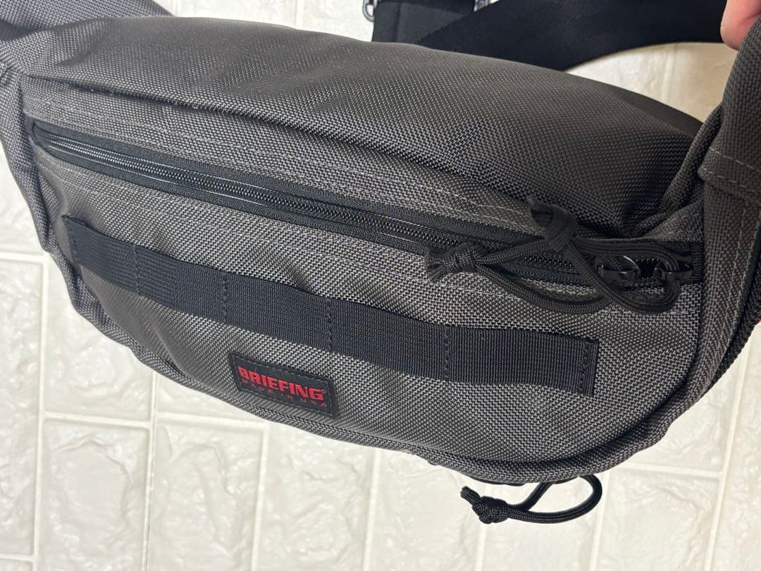 貴重！美品！BRIEFING MASTER POD ボディバッグ グレー