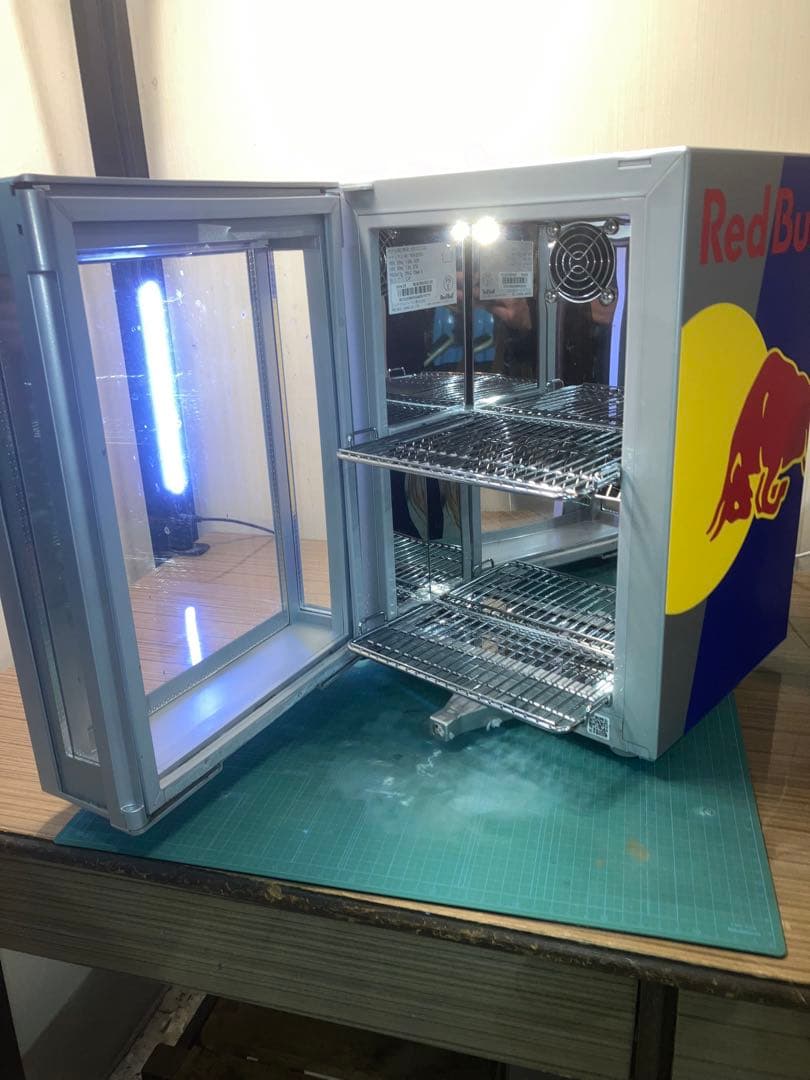 レッドブル冷蔵庫￼