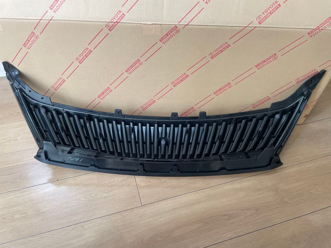 TOYOTA ハリアー　60 フロントグリル ブラック ゴールドエンブレム