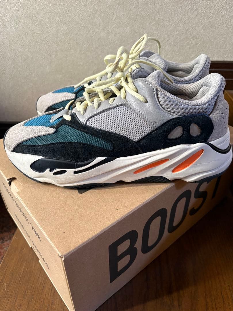 靴 Yeezy boost 700