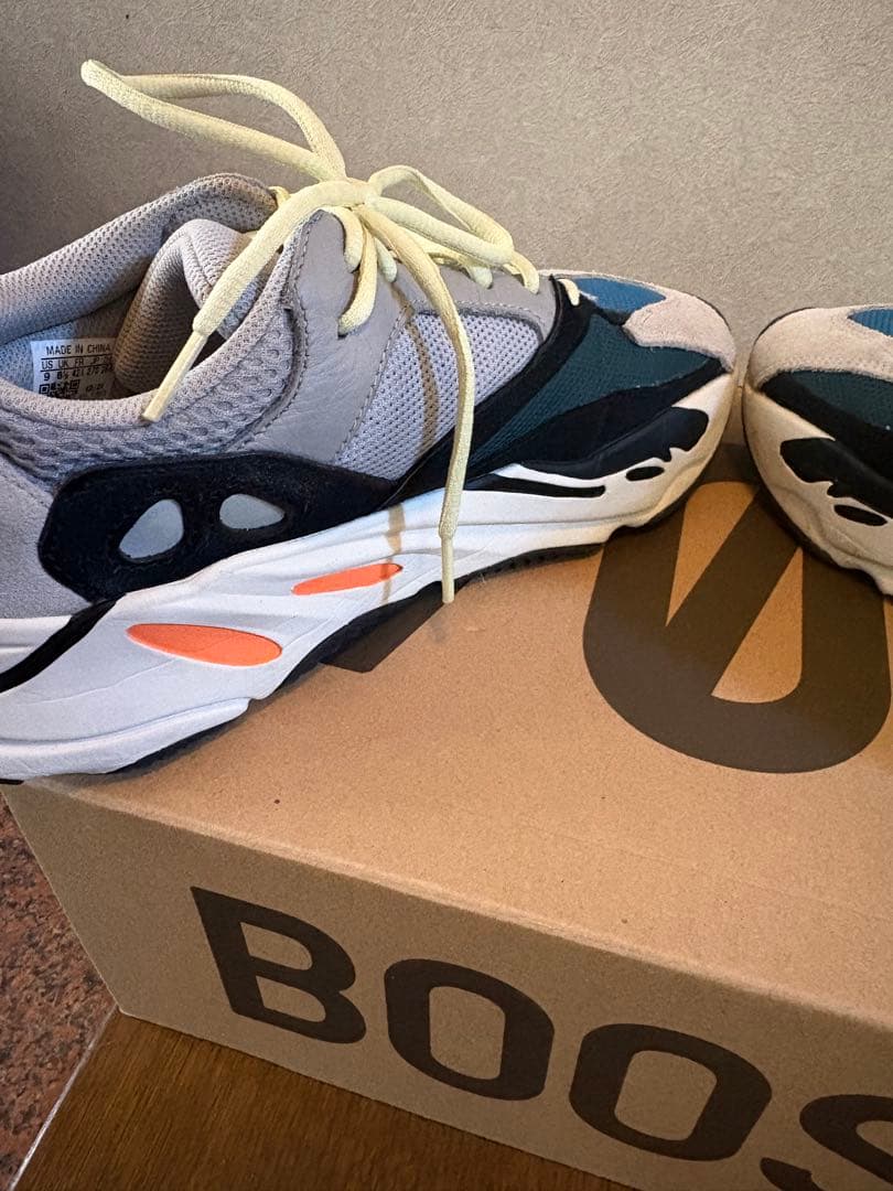 靴 Yeezy boost 700