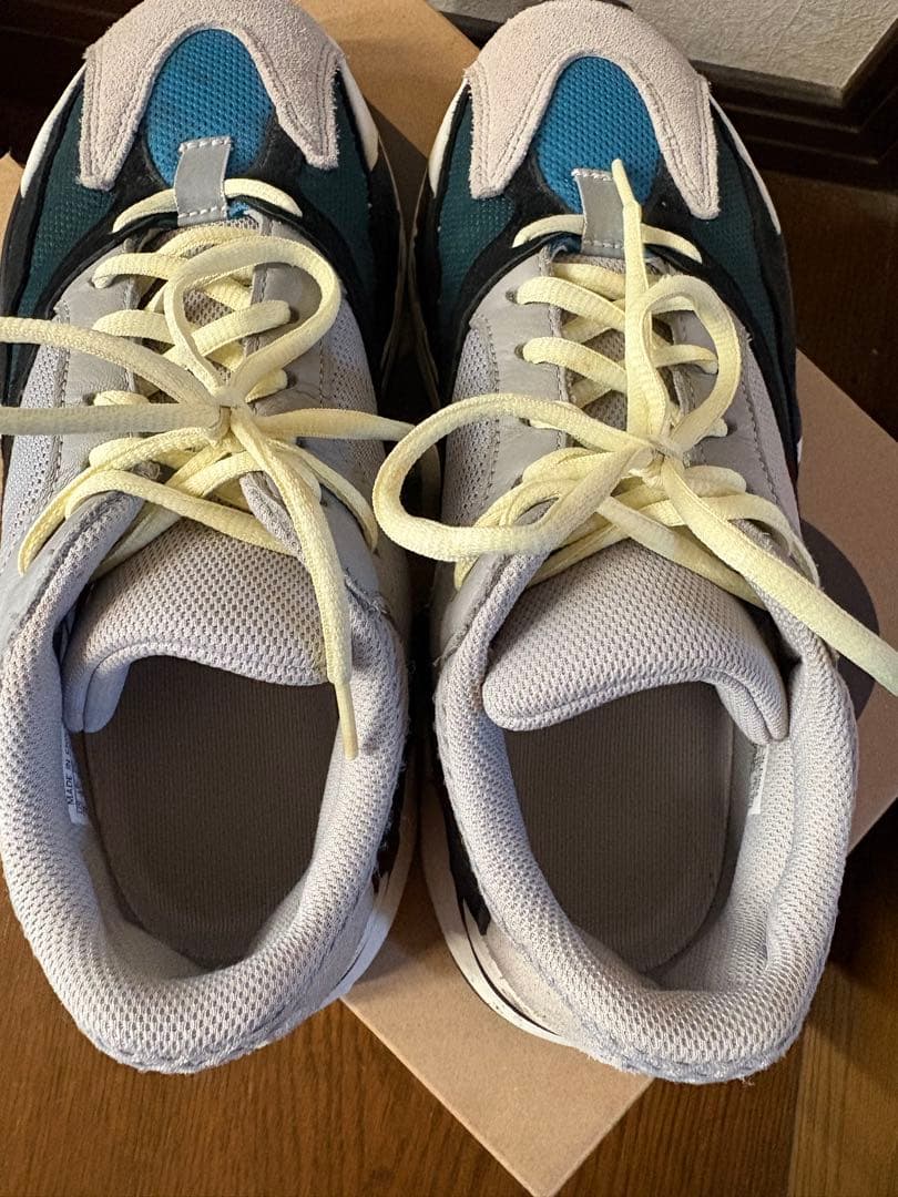 靴 Yeezy boost 700