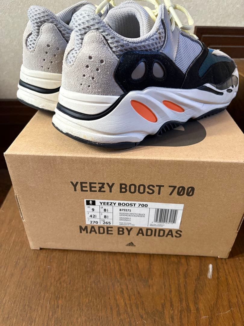 靴 Yeezy boost 700