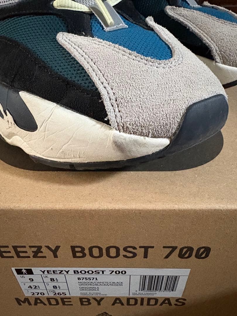 靴 Yeezy boost 700