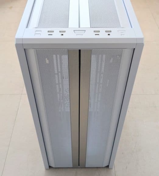 Lian Li V3000 Plus White 付属品とガラスパネル無し