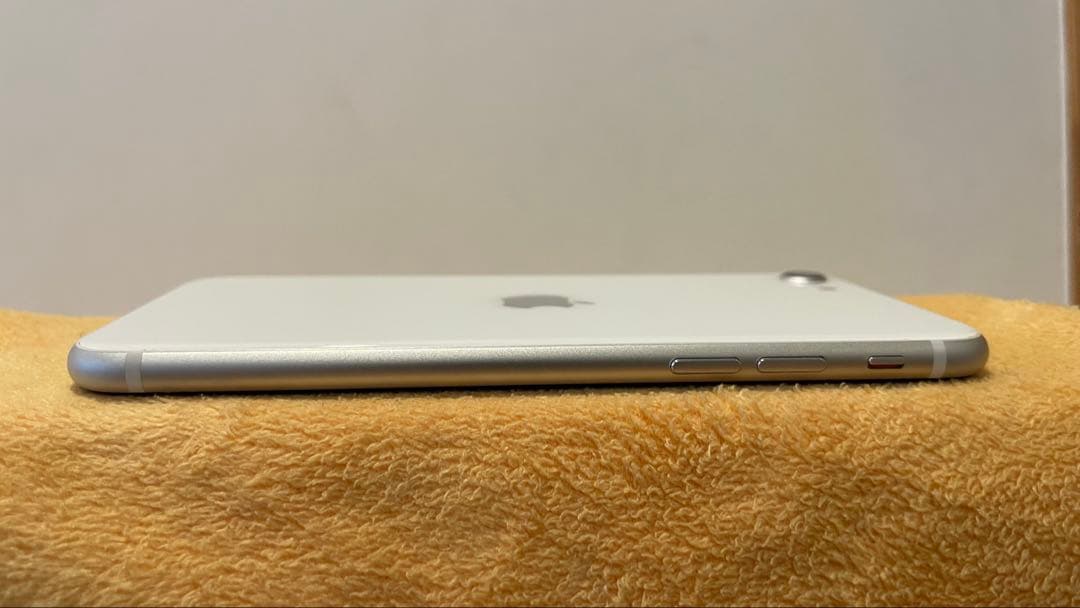 iPhone SE (第2世代) 128GB ホワイト スクリーンひび割れあり