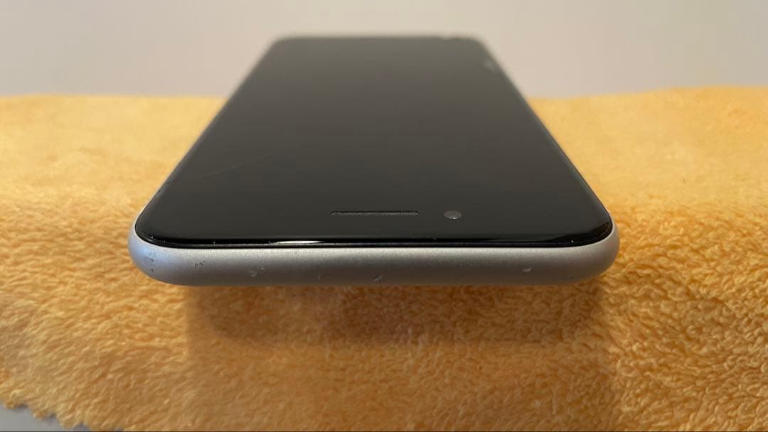 iPhone SE (第2世代) 128GB ホワイト スクリーンひび割れあり