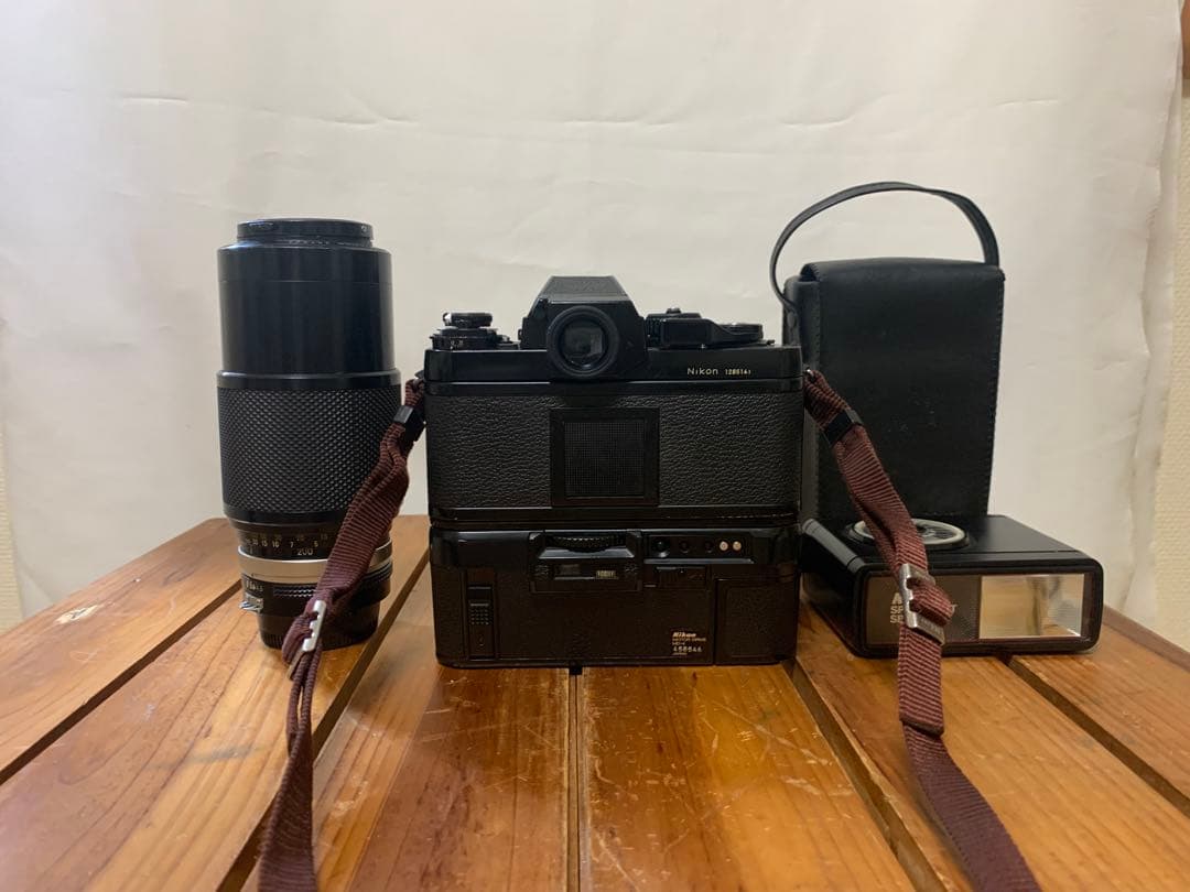 NikonF3一眼レフカメラ、モータードライブ レンズ2本、スピードライト。