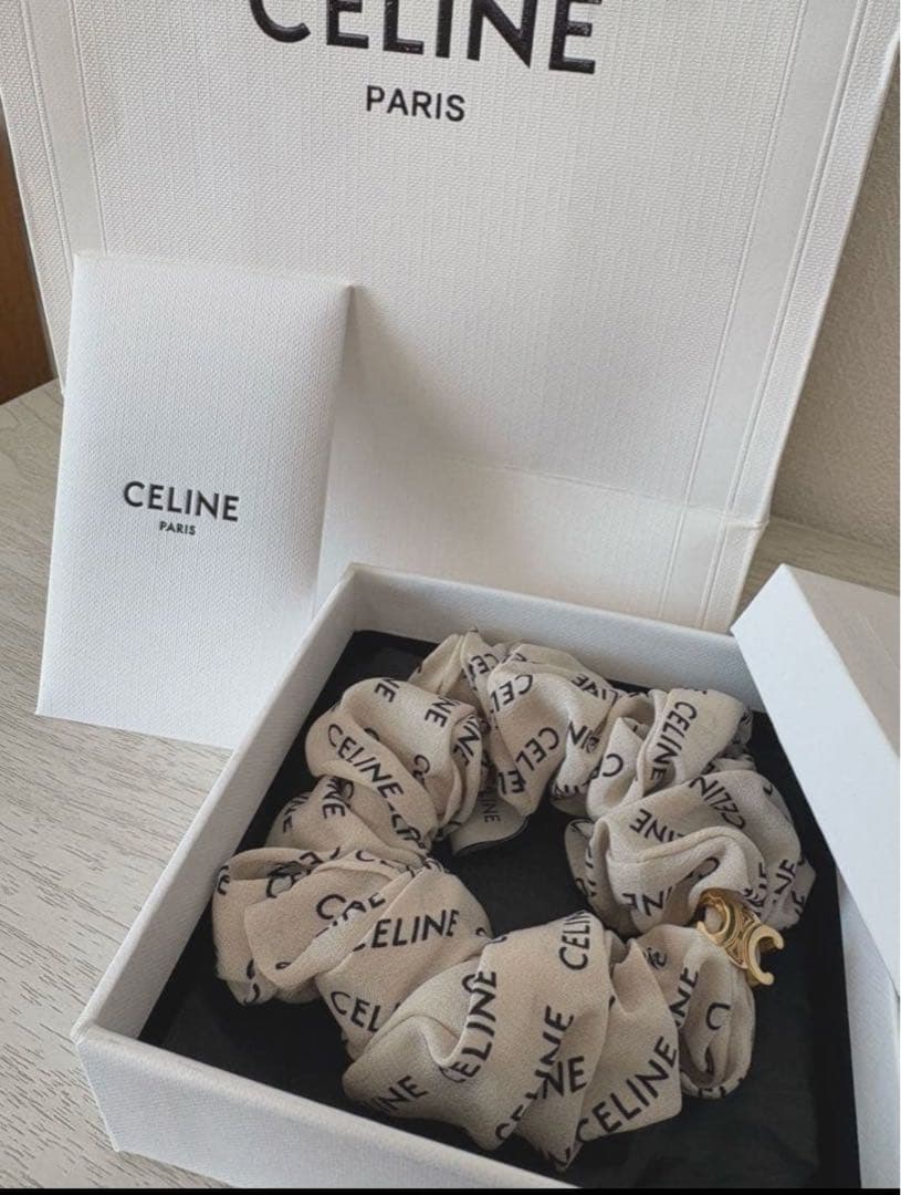 新品未使用CELINE ロゴ入りベージュシュシュ