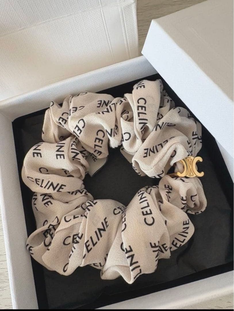 新品未使用CELINE ロゴ入りベージュシュシュ