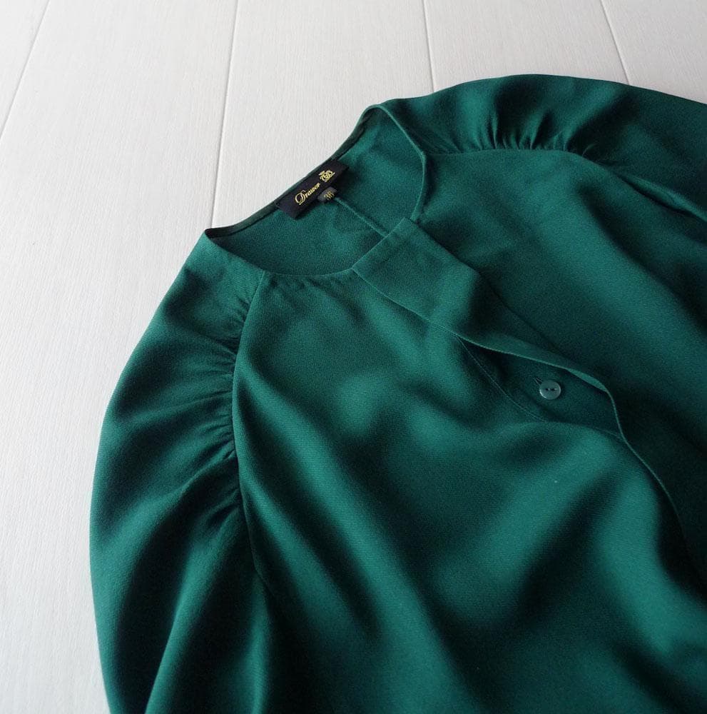 美品 ドゥロワー 7,7万円 シルクのノーカラーブラウス グリーン Drawer