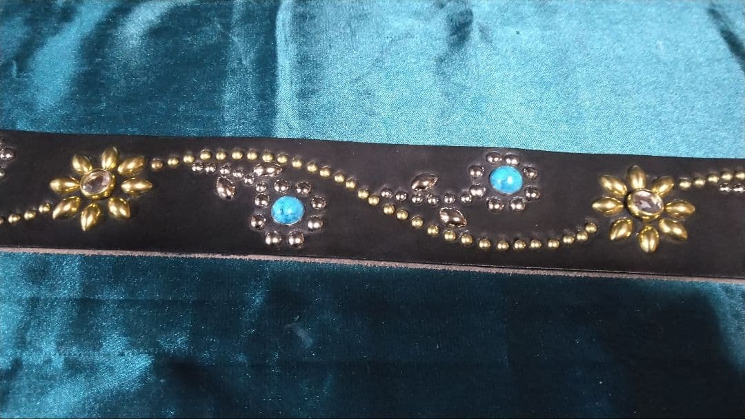 メルむ昭南ベンズレザーツタ＆フラワースタッズベルト　ニッケル＆ブラス