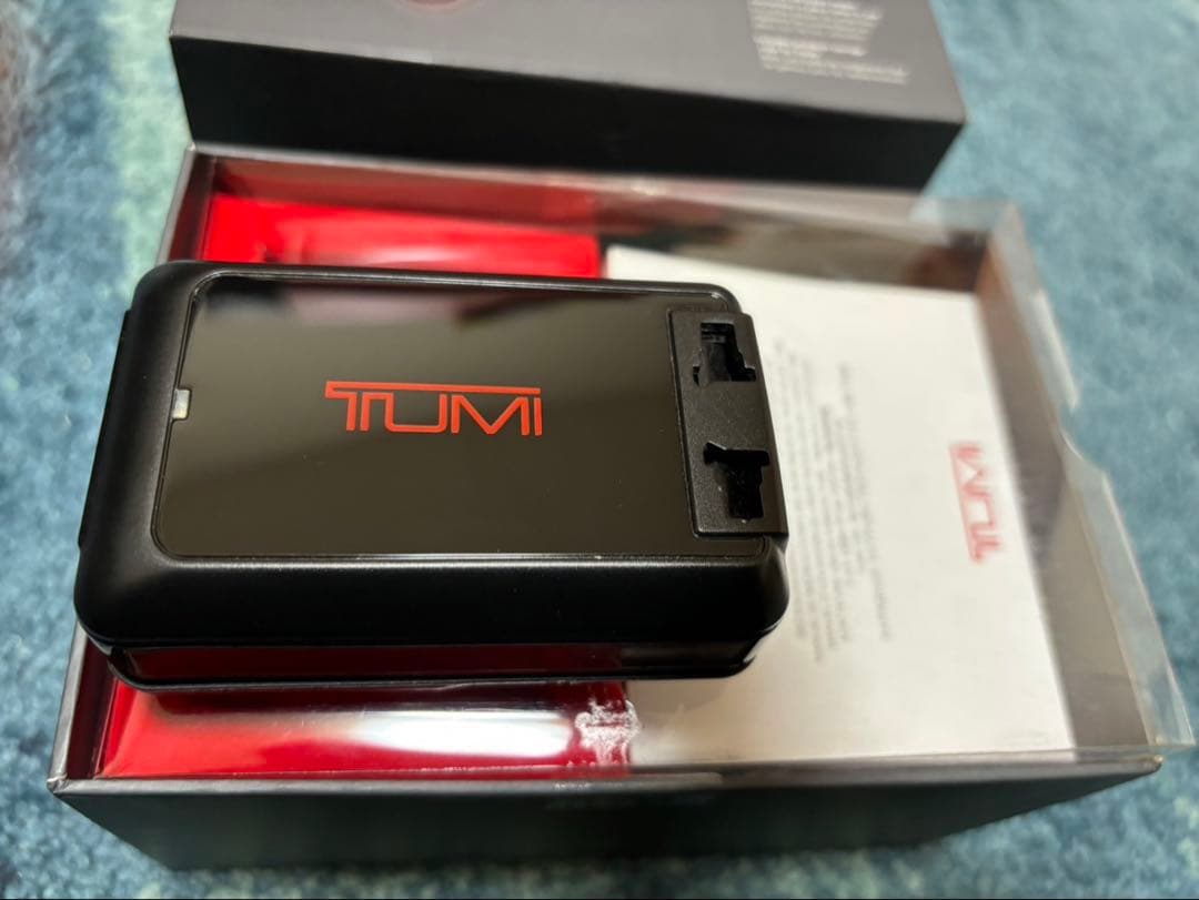 海外変換プラグ　TUMI トラベルアダプタ　150カ国対応USB 4 +電源も